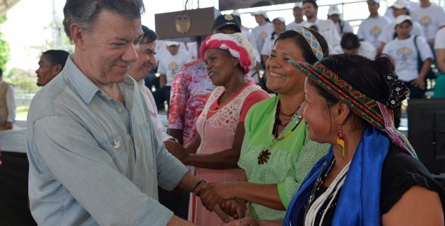 Juan Manuel Santos saluda a las campesinas