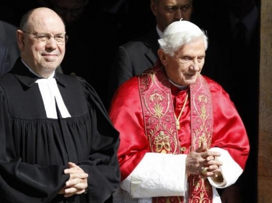 EL obispo luterano Schneider-a la izquierda-y el anterior Papa, Benedicto XVI
