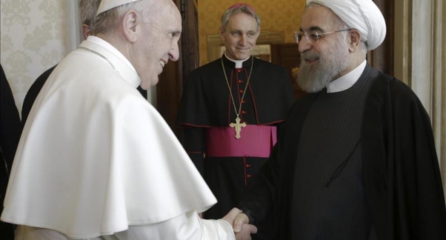 El papa-a la izquierda-y Rohani