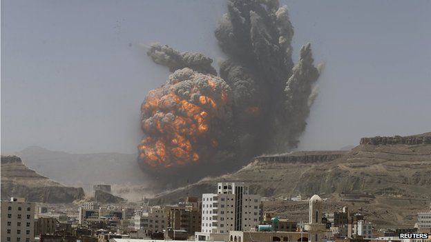 Un bombardeo saudí en Saná, Yemen