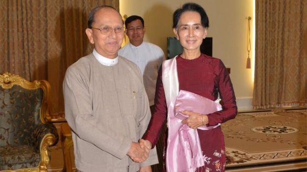 Thain Sein-a la izquierda-con Aung San Suu Kyi