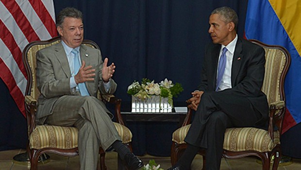 Santos-a la izquierda-y Obama