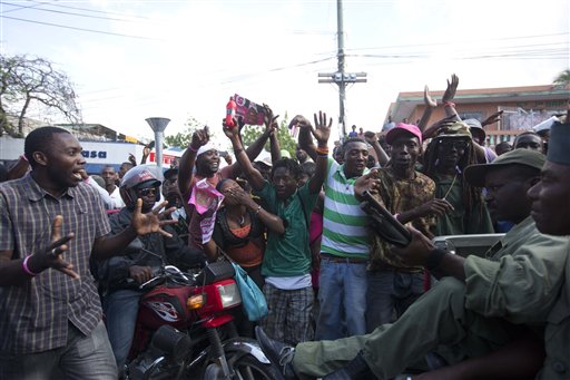 Manifestantes y exmilitares