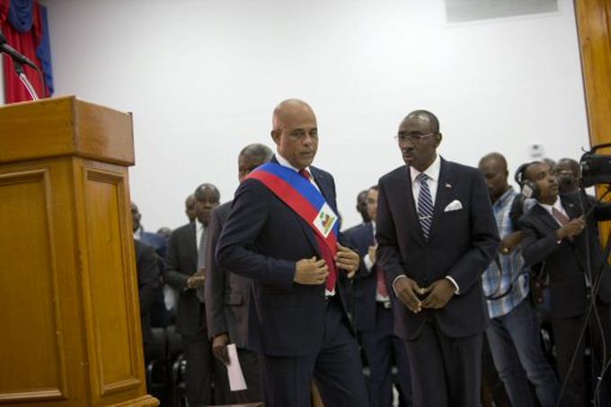 Martelly-con la banda-en el parlamento de Haití