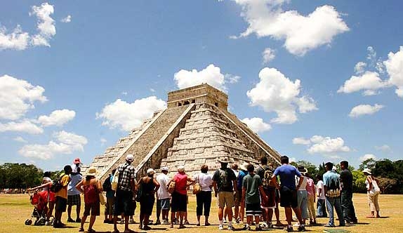 Turistas ante una pirámide maya