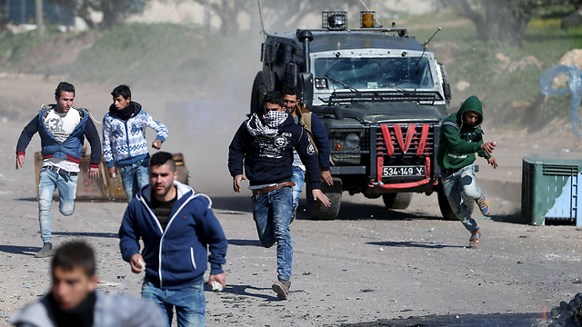 Policías israelíes y manifestantes palestinos en Qabatiya