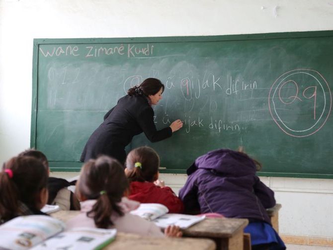 Una profesora enseña kurdo en la escuela Musa Bin Nusair en Qamishli, Siria