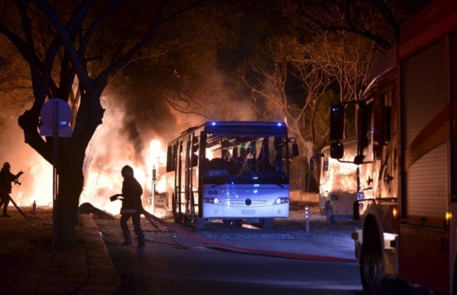 Los bomberos acuden a apagar el fuego tras la explosión en Ankara