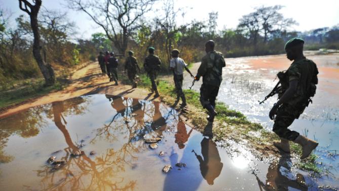 Los vigilantes armados en el parque Garamba