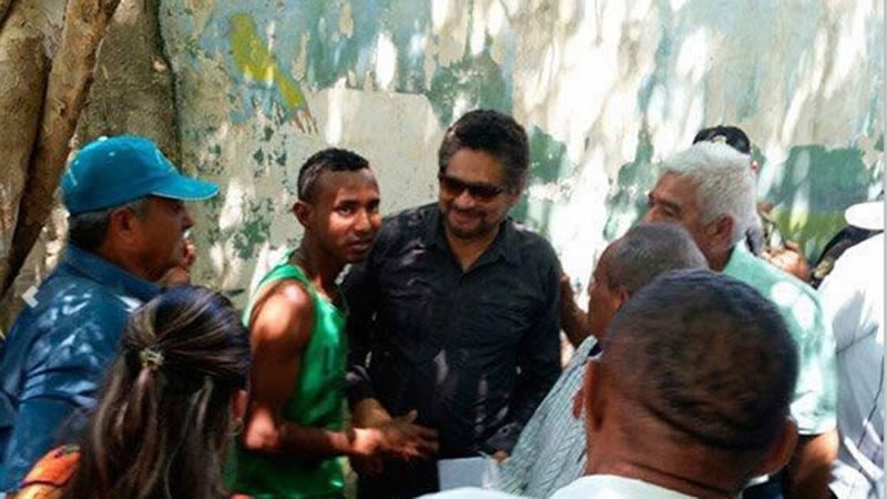 Iván Márquez-con gafas de sol-de visita en Colombia