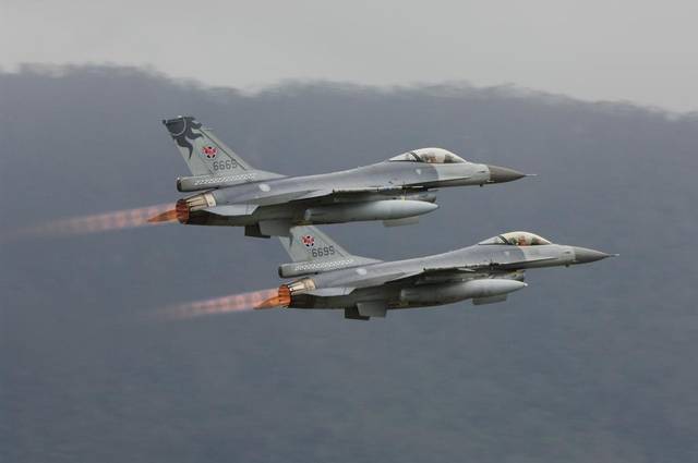 Dos aviones F-16 fabricados en Estados Unidos y vendidos a Taiwan, volando sobre esta isla.