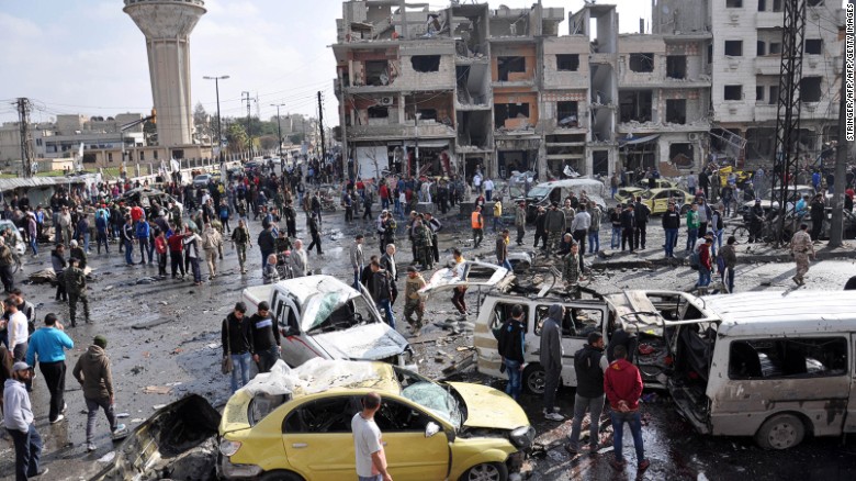 La gente se congrega en el lugar donde explotaron dos coches bomba en Homs