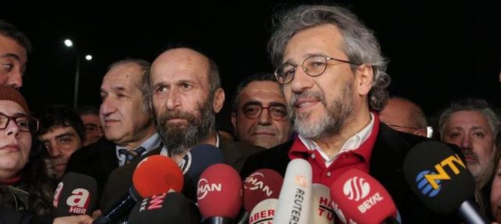 Los periodistas liberados Dündar y Gül