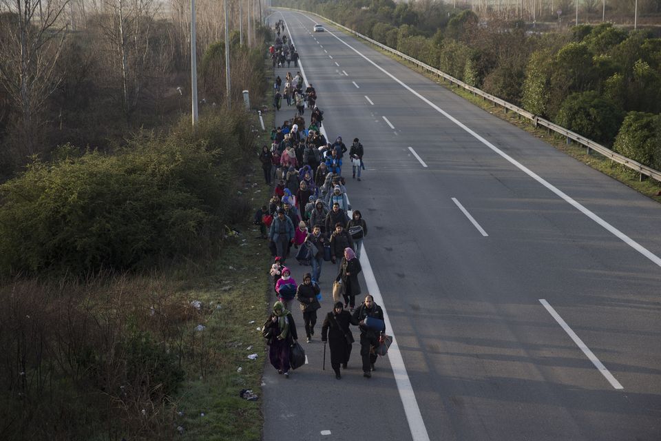 Refugiados e inmigrantes caminan hacia la frontera con Macedonia, en el norte de Grecia