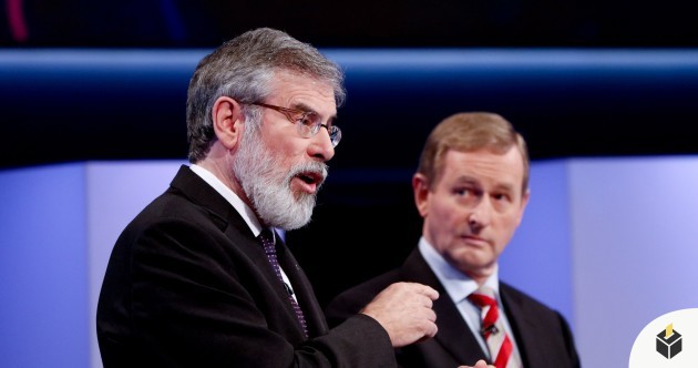 El líder del Sinn Fein Gerry Adams-a la izquierda-y Enda Kenny