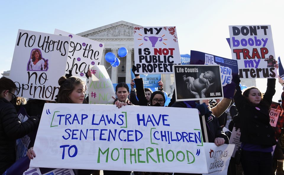 Manifestantes a favor y en contra del aborto en Louisiana, Estados Unidos