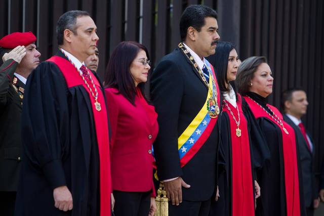 Nicolás Maduro con la banda presidencial