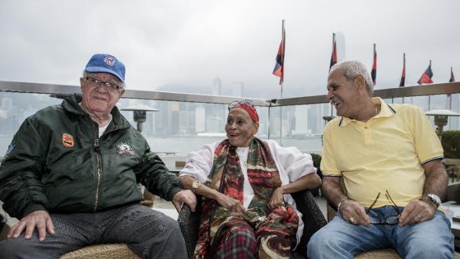 Omara Portuondo, en el centro, con dos miembros de Buena Vista Social Club