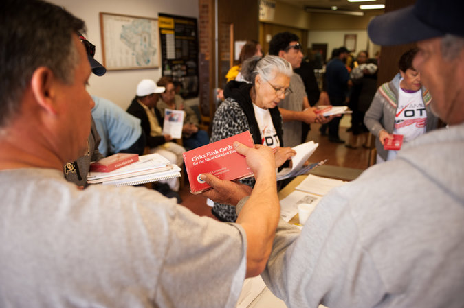 Miles de latinos sacan la ciudadanía de EEUU empujados por el "efecto Trump" Miles de latinos sacan la ciudadanía de EEUU empujados por el "efecto Trump"