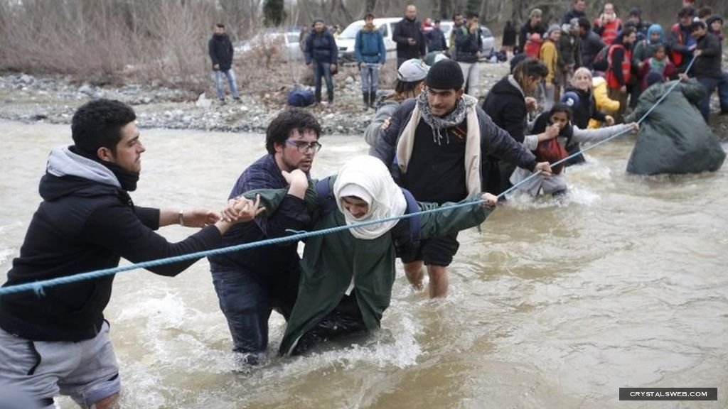 Refugiados cruzan la frontera entre Grecia y Macedonia