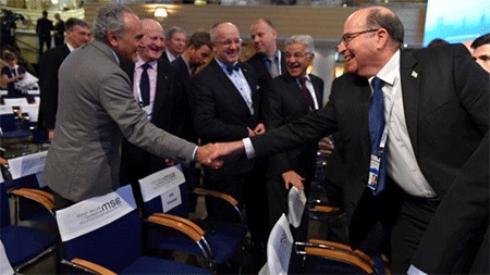 Turki Al Faisal-a la izquierda-le da la mano al ministro israelí de defensa Moshe Yaalon, durante la última cumbre de Davos Turki Al Faisal-a la izquierda-le da la mano al ministro israelí de defensa Moshe Yaalon, durante la última cumbre de Davos