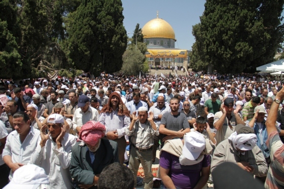 Miles de musulmanes rezando, en el ramadán del 2013, frente a la mezquita de Al Aqsa