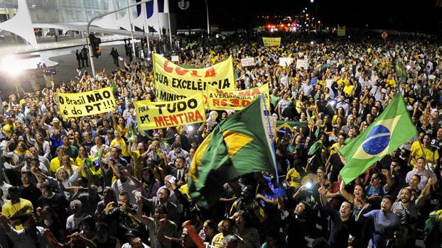 Manifestantes blancos ricos contra el gobierno de Dilma y Lula