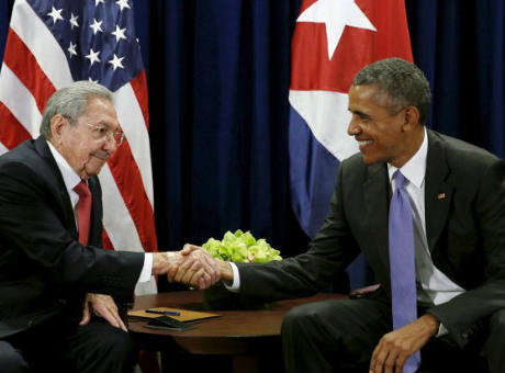 Raúl Castro-a la izquierda-y Barak Obama