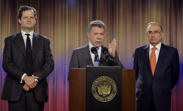 De izquierda a derecha, Jaramillo, Santos y De la Calle