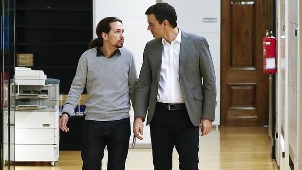 Pedro Sánchez-a la derecha-y Pablo Iglesias