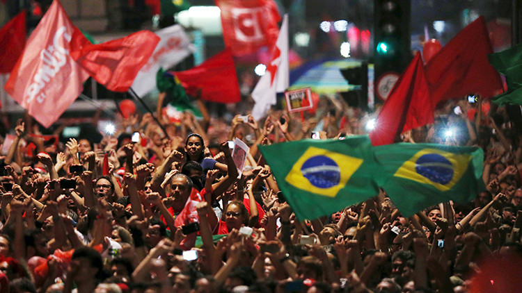 Manifestantes a favor de Dilma, Lula y el PT