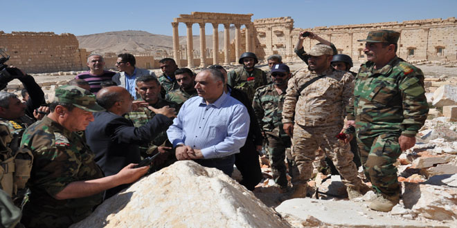 El gobernador de Homs, Talal Al Barazi, rodeado de militares y periodistas, en Palmira