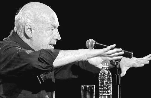 Eduardo Galeano (Montevideo 1940-2015) en la Sala Nezahualcóyotl del Centro Cultural Universitario de la UNAM, donde el autor de Las venas abiertas de América Latina ofreció una lectura de parte de su obra, el 2 de abril de 2009