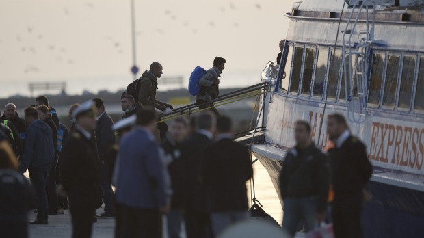 Los inmigrantes suben al barco