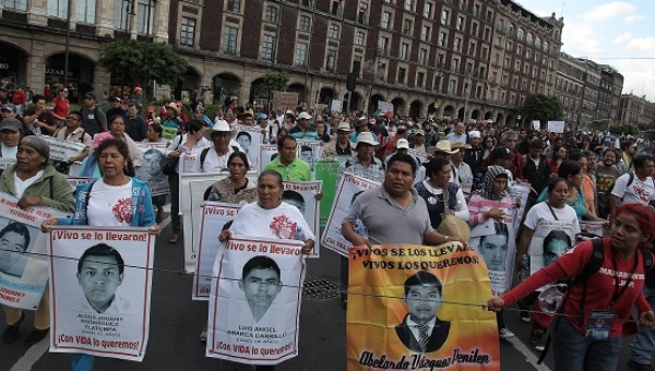 Manifestantes piden que se encuentre a los 43 estudiantes desaparecidos