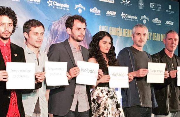 Los integrantes de la película Desierto, con los carteles Los integrantes de la película Desierto, con los carteles