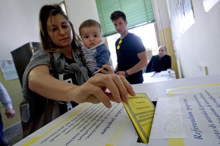 Una italiana vota en el referéndum