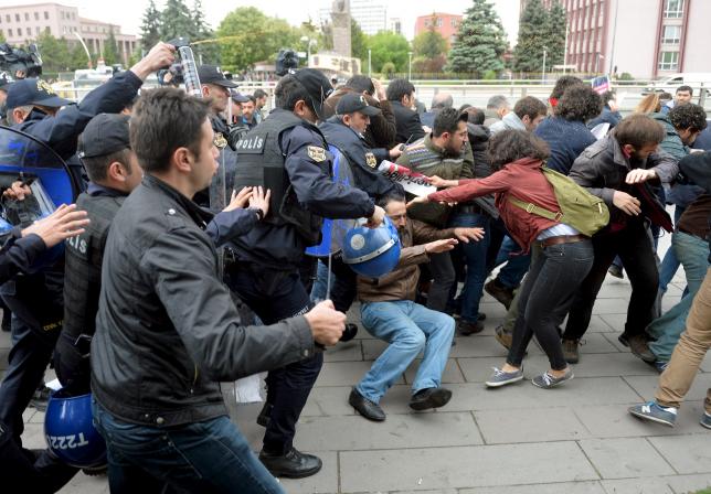 Manifestantes protestando contra las declaraciones de Kahraman en Ankara, cerca del parlamento, chocan con los policías
