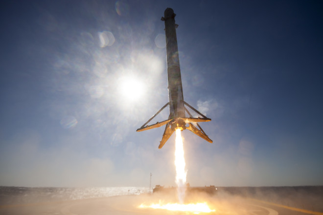 El cohete Falcon 9 aterrizando