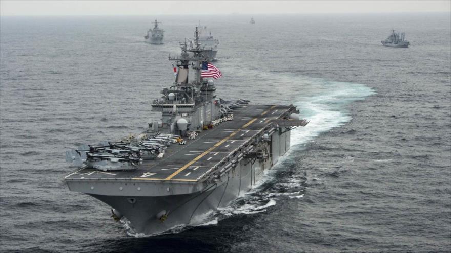 El USS Boxer junto a sus escoltas USS Gonzalez y USS Gravely