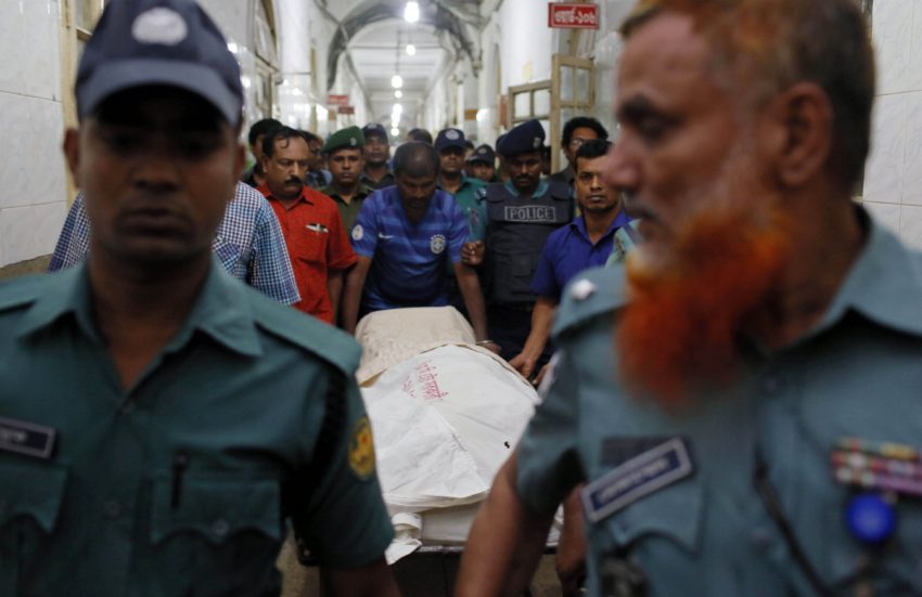 El cadáver de un editor asesinado hace poco en Bangladesh El cadáver de un editor asesinado hace poco en Bangladesh
