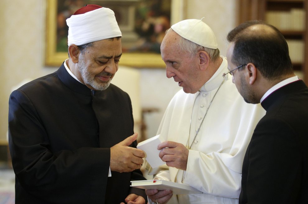 El imán At Tayeb-a la izquierda-y el papa