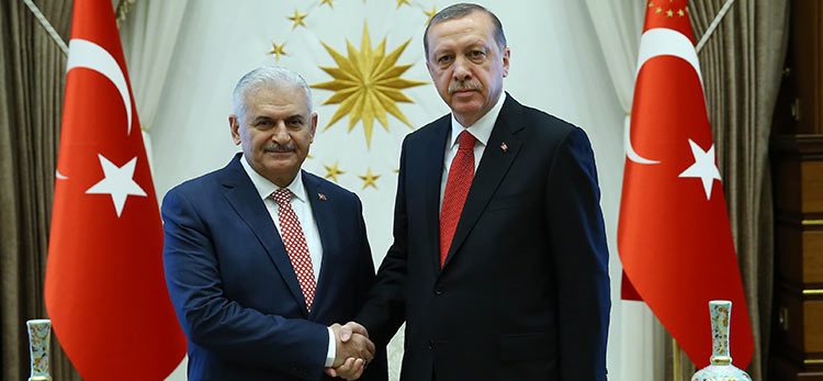 Yildirim-a la izquierda-y Erdogan