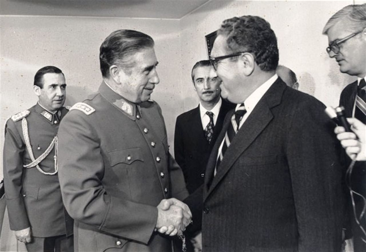 El dictador de Chile en los 70 y 80, Augusto Pinochet-a la izquierda-y Henry Kissinger, secretario de estado de Estados Unidos en esos años