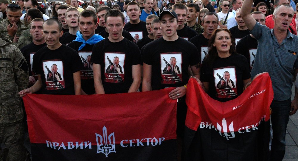 Miembros de Pravy Sektor, el partido nazi ucraniano que Estados Unidos utilizó, junto a otros dos partidos, para dar un golpe de estado en Ucrania
