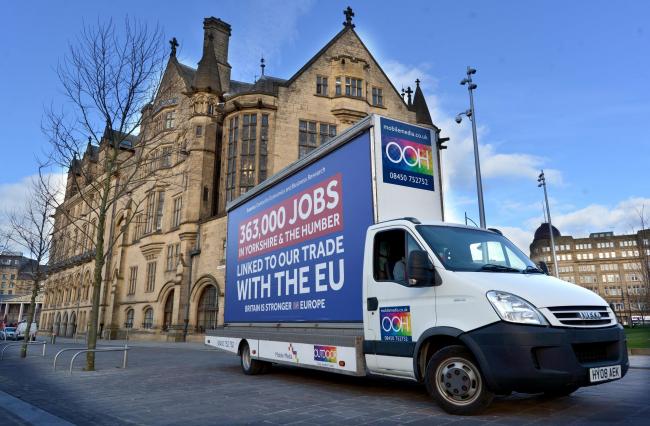 Una furgoneta muestra una publicidad, en Bradford, que avisa de que en Yorkshire Humber se perderían 363 000 puestos de trabajo si el Reino Unido saliera de la UE