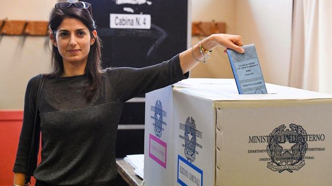 Virginia Raggi votando