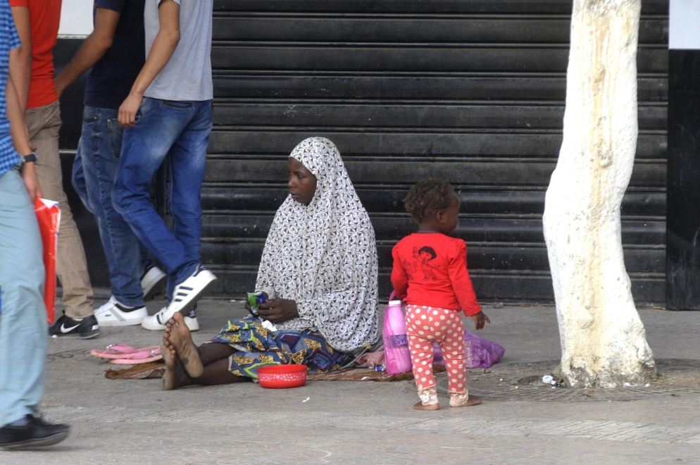 Una inmigrante africana con su hija en Argelia