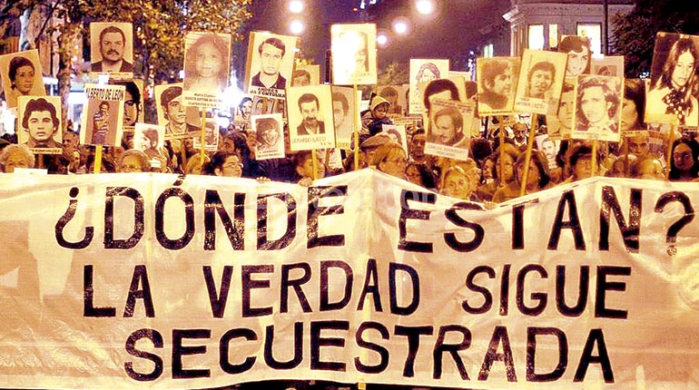 Manifestantes protestando contra los asesinatos de izquierdistas