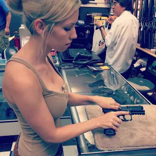 Una mujer comprando una pistola Una mujer comprando una pistola